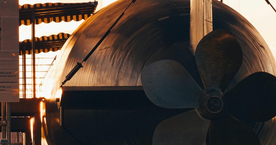 En skeppspropeller under vatten där densitet och temperatur påverkar prestandan.